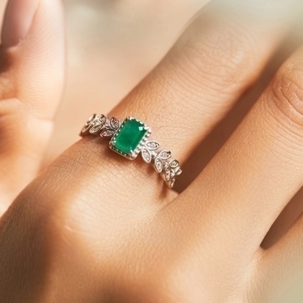 Solid Sterling silver 925 Emerald ring